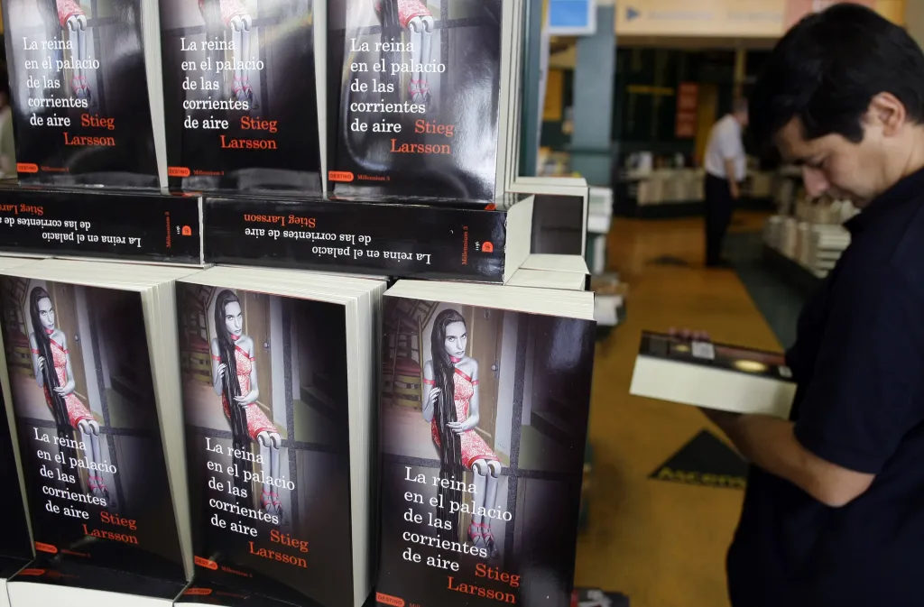 Švédský novinář Stieg Larsson patří k těm, kteří se svého literárního úspěchu nedožili. Zemřel ve věku padesáti let v roce 2004. V šuplíku po něm zbyly tři romány ze zamýšlené série Milénium. Hlavní hrdinové, tvrdohlavý investigativní novinář a svérázná hackerka s drsnou minulostí, si získali pozornost čtenářů po celém světě