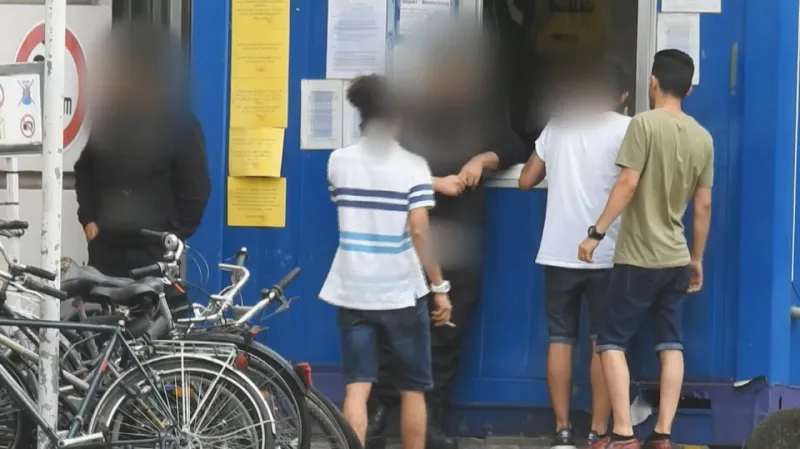 Migranty nabádají přímo pracovníci z ostrahy ubytoven