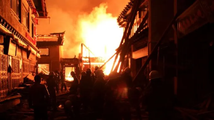 NO COMMENT: Požár zasáhl historické centrum Tu-kche-cungu