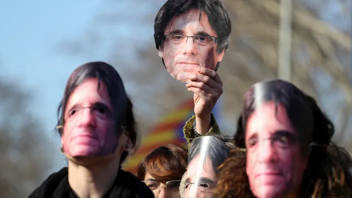 Stoupenci Carlese Puigdemonta demonstrují před katalánským parlamentem