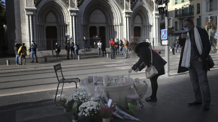 Lidé utvořili pomník před kostelem v Nice, kde útočník vraždil