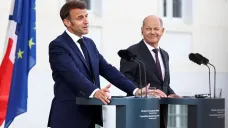 Emmanuel Macron na brífinku s Olafem Scholzem
