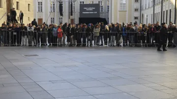 Lidé čekali na přenos třeba na třetím nádvoří Pražského hradu