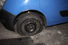 Policie navrhla obžalovat muže, který provrtával pneumatiky aut s ukrajinskými značkami