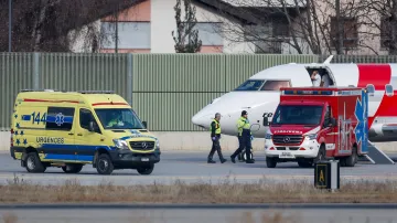 Zdravotnický personál a zaměstnanci letiště zasahují po požáru ve švýcarském baru