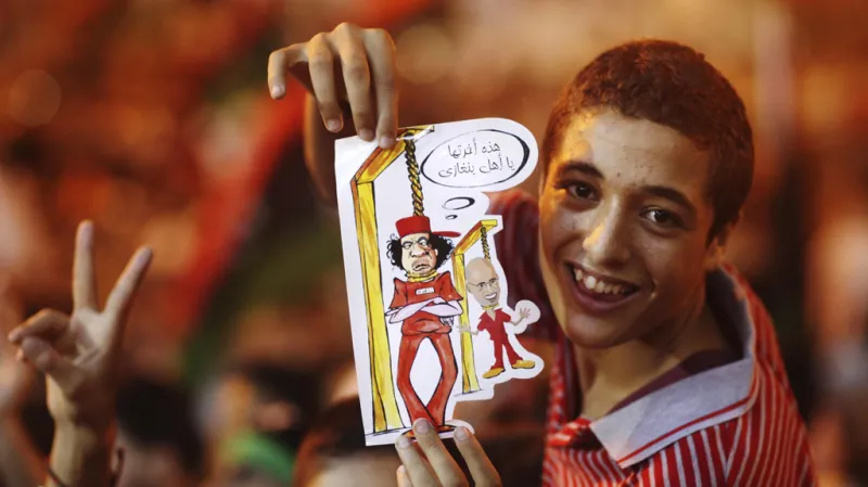 Libyjci oslavují zajetí Kaddáfího synů a vstup povstalců do Tripolisu