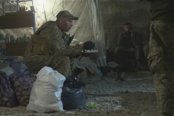 „Lepší dostat kulku než čekat, až mě upálí fosfor.“ Štáb ČT natáčel s dobrovolníky přímo během ruského útoku