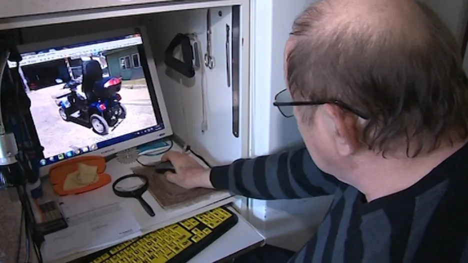 Invalidní vozík si podvedený muž vyhlédl na internetu