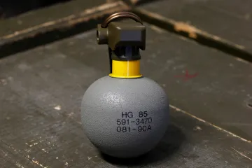 Připomínka války gangů. Před dvaceti lety otřásl centrem Prahy výbuch granátu