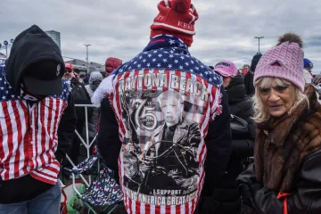 Great Again? Trump do New Jersey přitáhl sympatizanty s vlajkami i kritiky s nafukovacím miminem