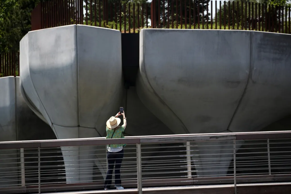 Manhattan mění svoji tvář. Pro návštěvníky otevřel novy umělý ostrov, na kterém vyrostl park