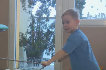 Malý Jakub trpí těžkou obrnou. S drahou léčbou mu pomohl nadační fond