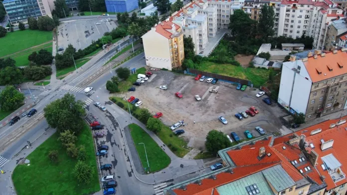 Proluka mezi domy na Vítězném náměstí, kde by měla nová stavba vzniknout