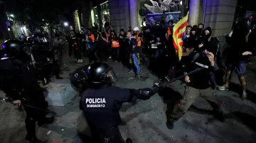 Sobotní protesty v Barceloně opět přerostly v násilnosti a střety s policií