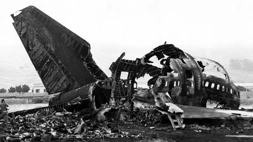 Ohořelé pozůstatky letadel po nehodě na Tenerife v roce 1977