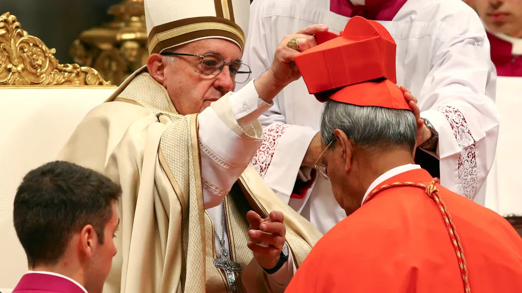 Papež předává kardinálské insignie Patricku D'Rozariovi z Bangladéše