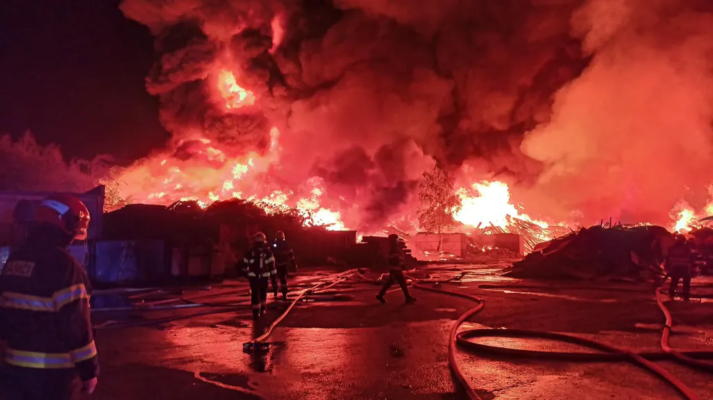 Hasiči zasahují u požáru skládky pražců v Tisové