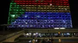 Radnice v Tel Avivu byla osvětlená barvami drúzské vlajky na památku lidí, kteří zemřeli na fotbalovém hřišti v Majdal Šams