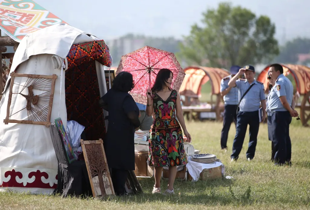 K festivalu patří i prodej ručně dělaných tradičních výrobků. Na snímku ženy nabízejí obrazy z pletených provázků