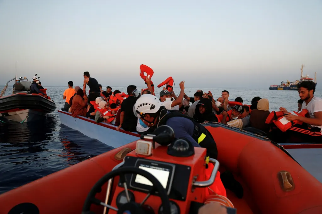 Migranti se pokoušejí dostat na záchrannou loď německé nevládní organizace Sea-Watch 3 během záchranné operace v mezinárodních vodách u Tuniska