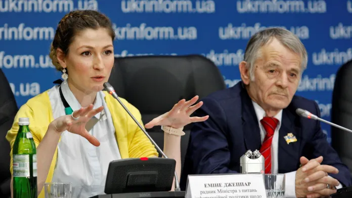Představitelé krymských Tatarů (vpravo Mustafa Džemilev)