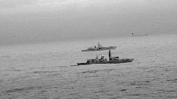 Britská fregata doprovází ruskou loď