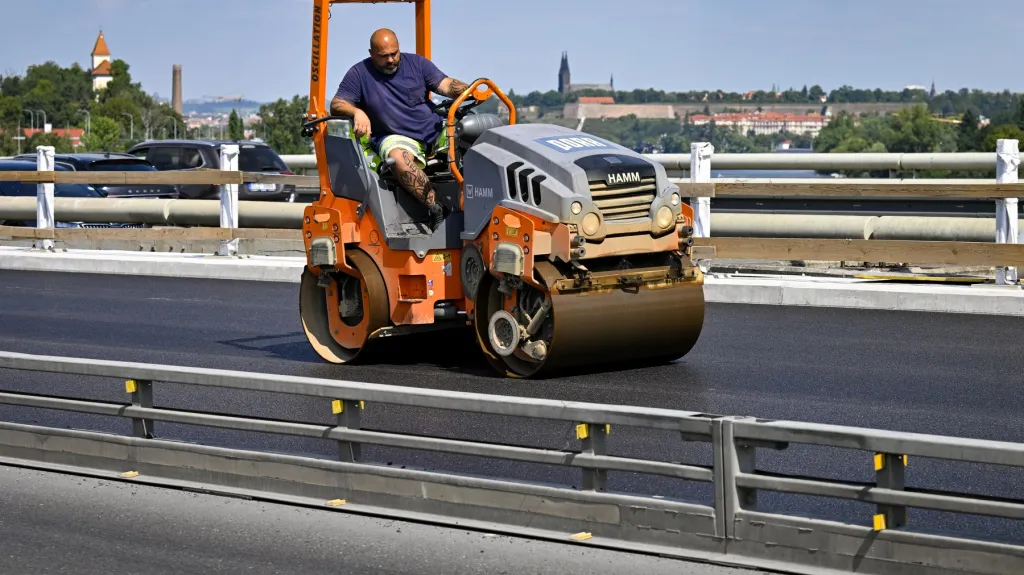 Úprava nového asfaltového povrchu při opravě Barrandovského mostu