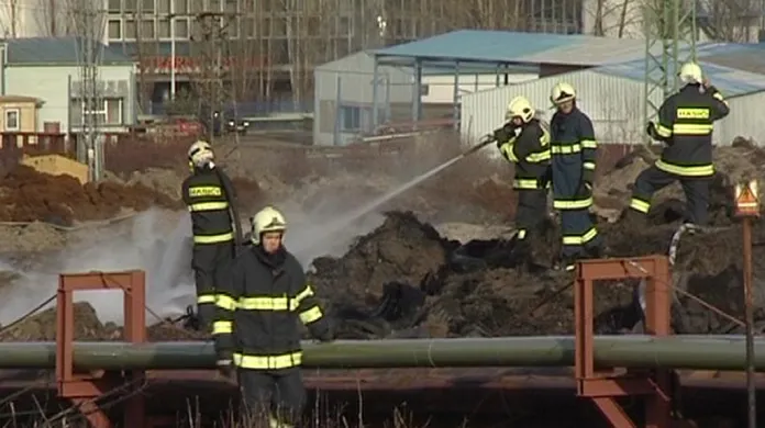 Už třetí den likvidují hasiči na skládce v Tušimicích zbytky hořících pneumatik.
