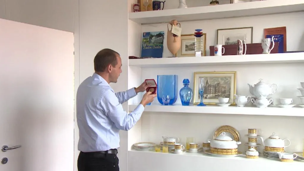 Karlovarský primátor ukazuje část darů