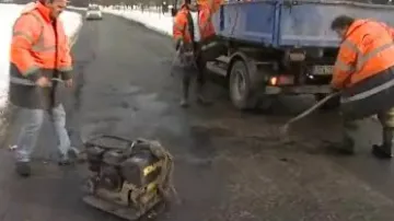 silničáři při práci