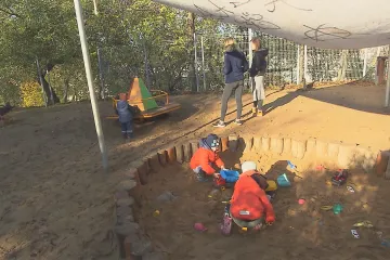 Vláda se pře o rodičovský příspěvek. Jurečka ho chce vyšší, Stanjura navrhuje škrty