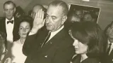 Viceprezident Lyndon Johnson skládá prezidentskou přísahu