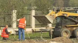 Dělníci už připravují základy nové budovy