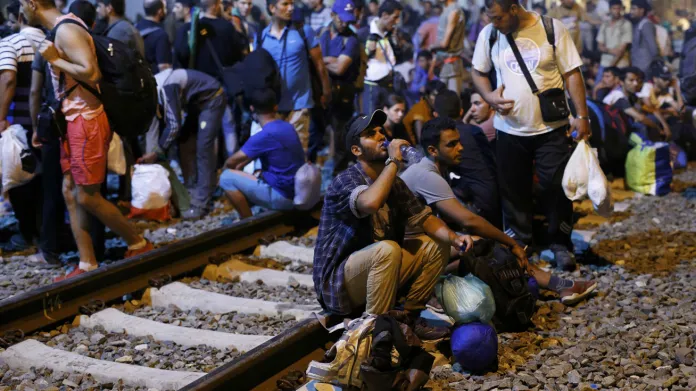 Migranti na železniční stanici v chorvatském Tovarniku