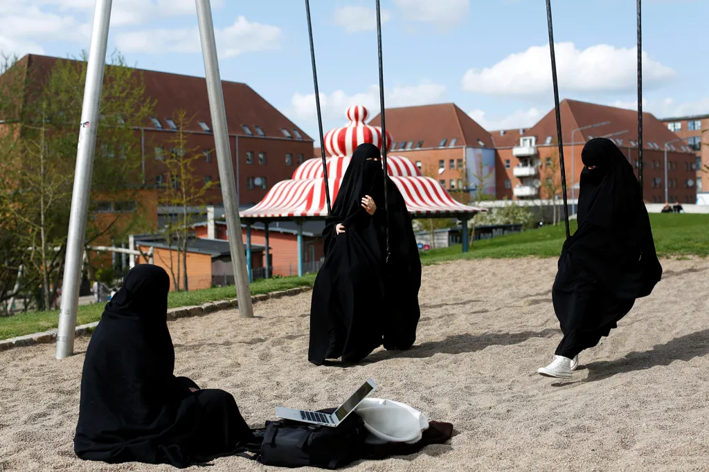 Zaynab (vlevo) se svými přítelkyněmi Almirou a Sabrinou v parku Superkilen v Kodani. Park je součástí čtvrti Mjolnerparken, která figuruje na vládním seznamu dánských ghett, v nichž se usazují sociálně vyloučení uprchlíci.