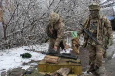 Rusko zvýšilo brutalitu útoků, ukrajinské síly zatím odolávají. Moskva a Kyjev poprvé jednaly