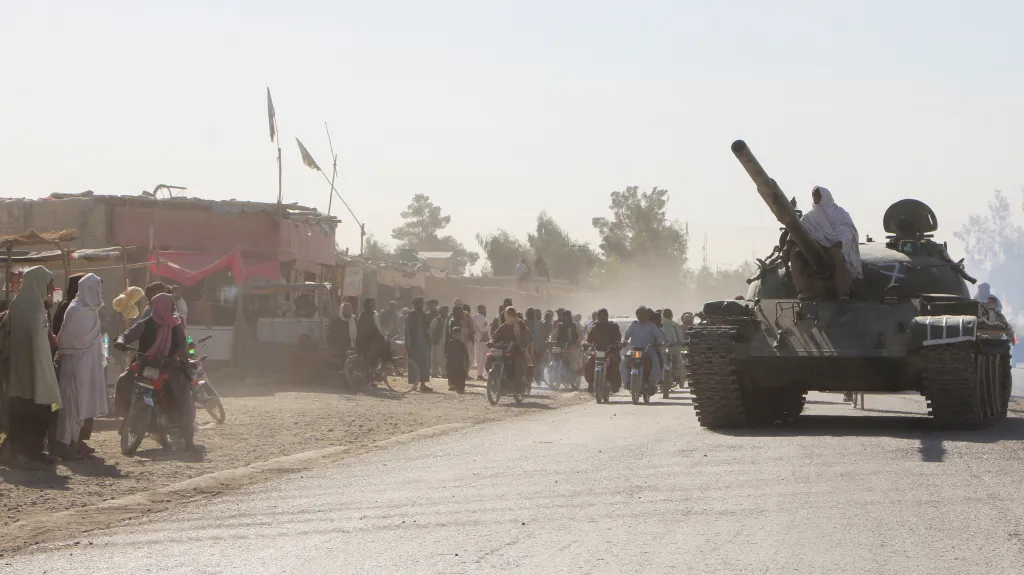 Ilustrační foto: Afghánský bojovník Talibanu sedí na tanku poblíž afghánsko-pákistánské hranice (říjen 2025)