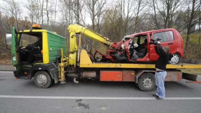 Odtahová služba připravuje odvoz automobilu, při jehož srážce s autobusem v Petřkovické ulici v Ostravě utrpělo 3. listopadu zranění nejméně devět osob.