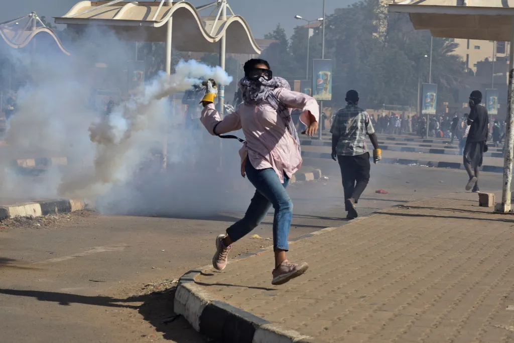 Vítězná fotografie v kategorii Singles (jednotlivé). Demonstrantka hází zpět granát se slzným plynem, který byl vypálen bezpečnostními složkami během pochodu požadujícího ukončení vojenské vlády v súdánském Chartúmu