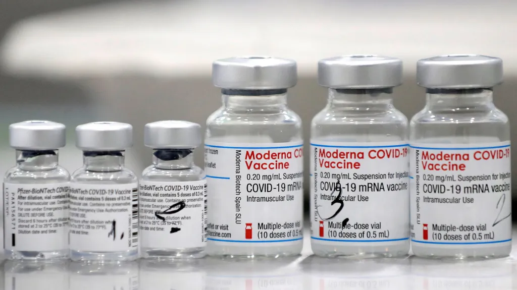 Lahvičky vakcín proti koronaviru od společností Pfizer-BioNTech a Moderna