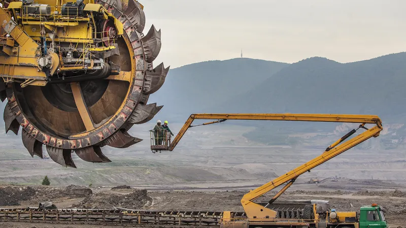 Těžba uhlí v lomu ČSA