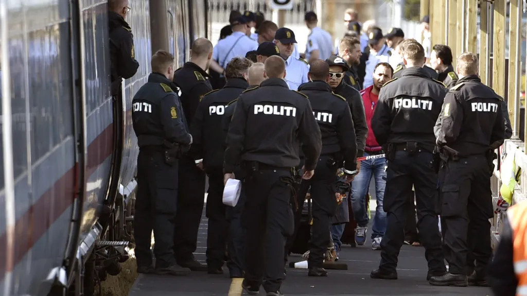 Dánská policie na nádraží v Rödby
