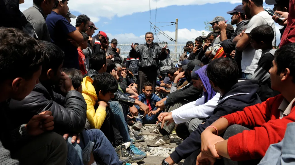 Uvázlí uprchlíci protestují na kolejích u Idomeni