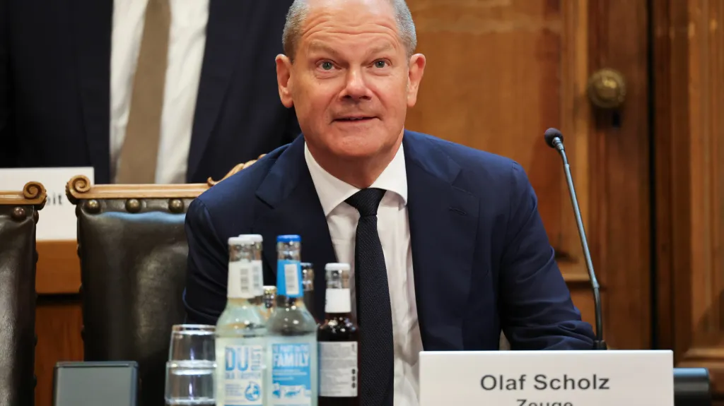 Kancléř Olaf Scholz před vyšetřovací komisí