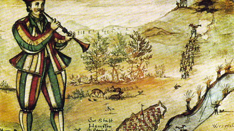 Vyobrazení Krysaře na okně kostela v Hamelnu