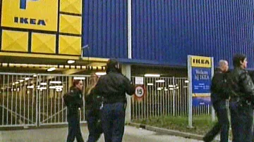 Policie vyšetřuje nastražené bomby v IKEA