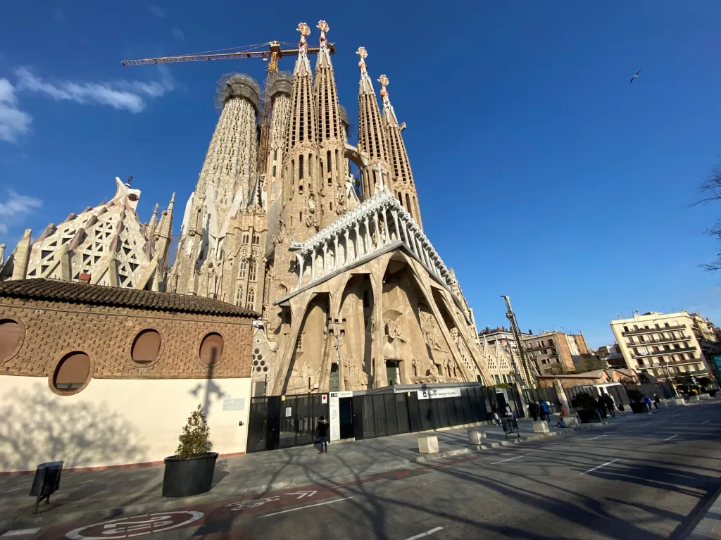 Před nejznámější španělskou památkou, chrámem Sagrada Família, stojí v jiných dnech fronty lidí čekající na vstup do baziliky. V tuto chvíli je budova zcela uzavřená