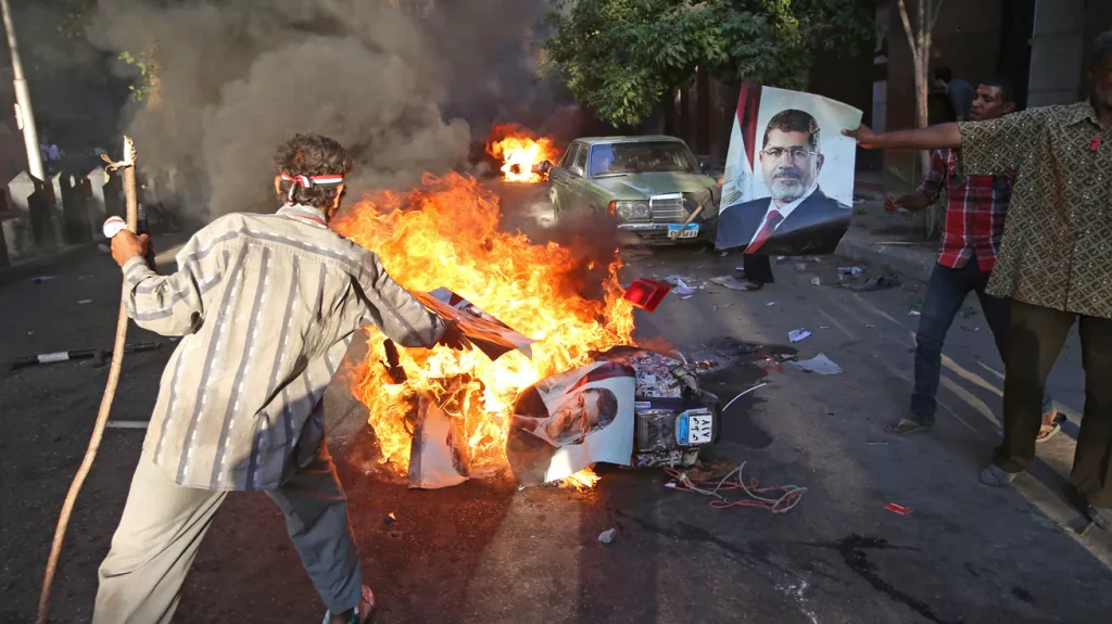 Odpůrci Mursího pálí portréty svrženého prezidenta
