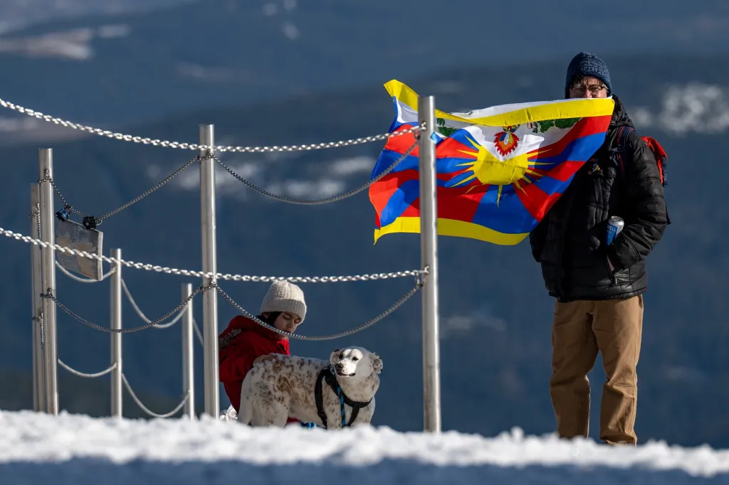 Účastník akce Tibetská vlajka při výstupu na Sněžku
