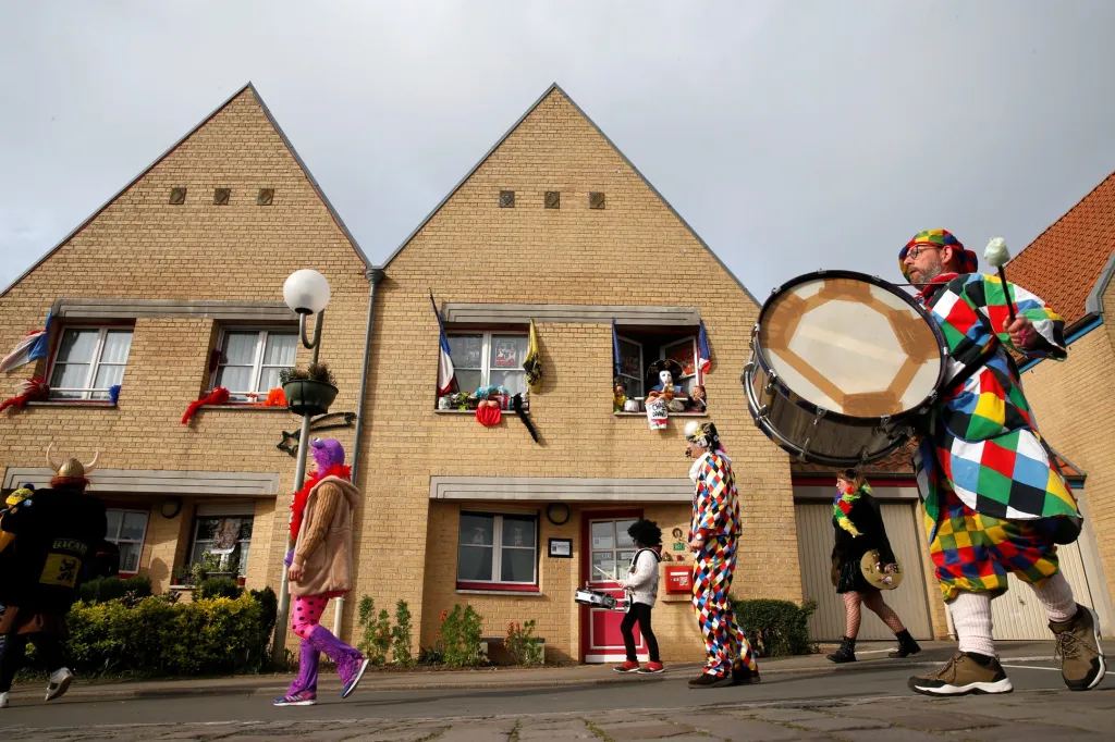 Skupina umělců chtěla lidem uzavřených ve svých domovech zpříjemnit život, a tak umělci uspořádali ve francouzském městě Cassel „chodící“ festival a hráli lidem pod okny